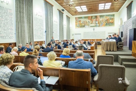 Zárszámadás, buszmenetrend, iskolafelújítás - ülésezett a város képviselő-testülete