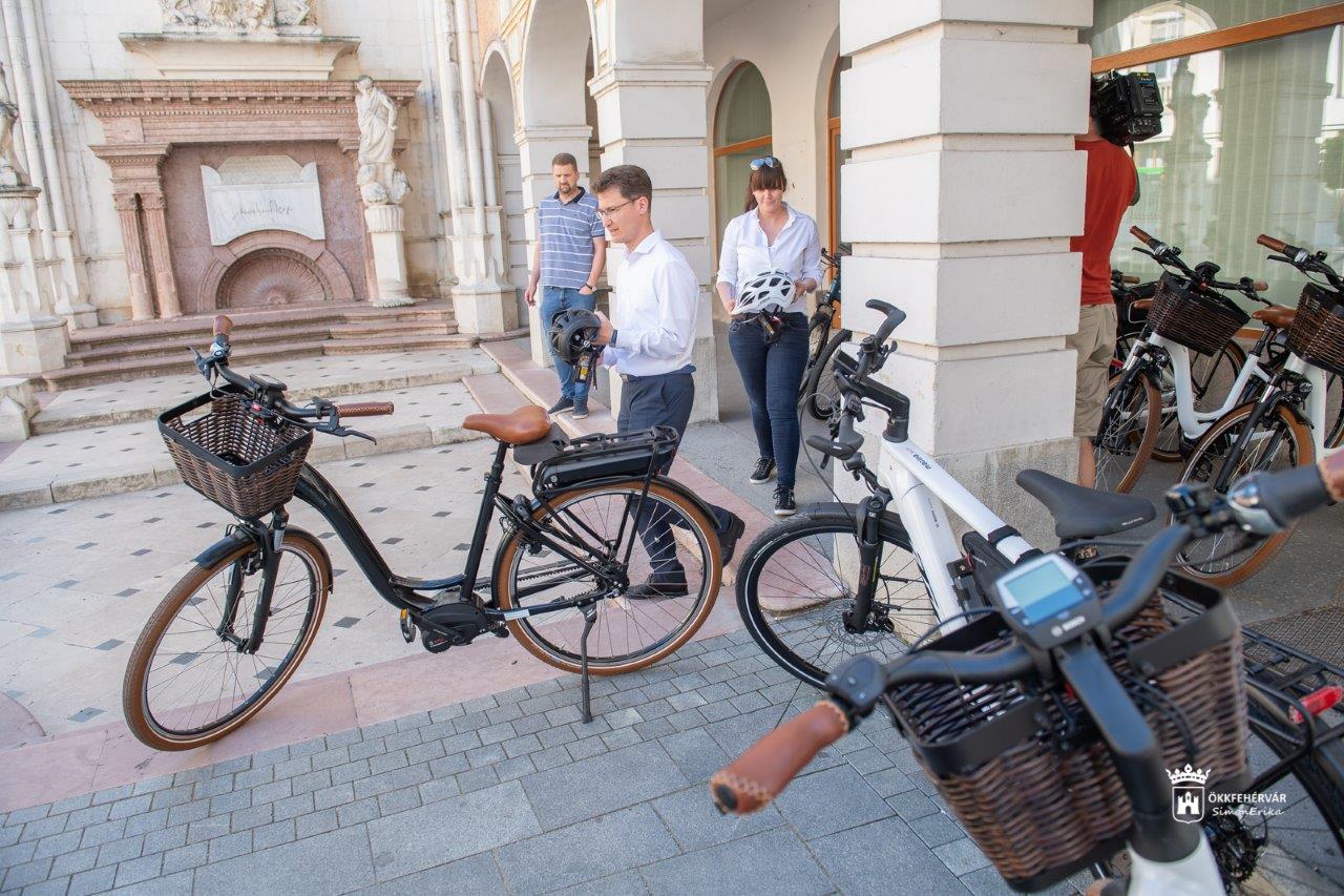 Kétkerekű hivatali reform – új elektromos kerékpárok segítik az önkormányzati dolgozók munkáját