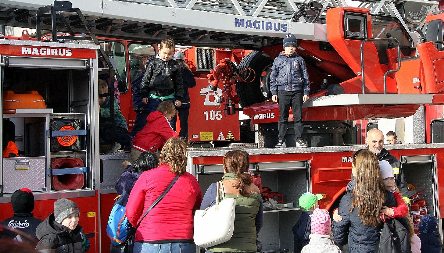 Gyereknapon megnyílnak a tűzoltólaktanyák - Fehérváron a Palotai úton várják az érdeklődőket