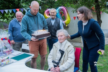 Családi körben köszöntötték a 90 éves Lákics Jánosnét