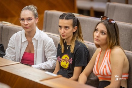 Már a nyári verstáborra készülnek – Városházi beszélgetés a Fehérvári Versünnep döntőseivel