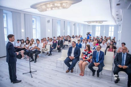 Az országos szakmai és tanulmányi versenyek sikeres résztvevőit köszöntötték