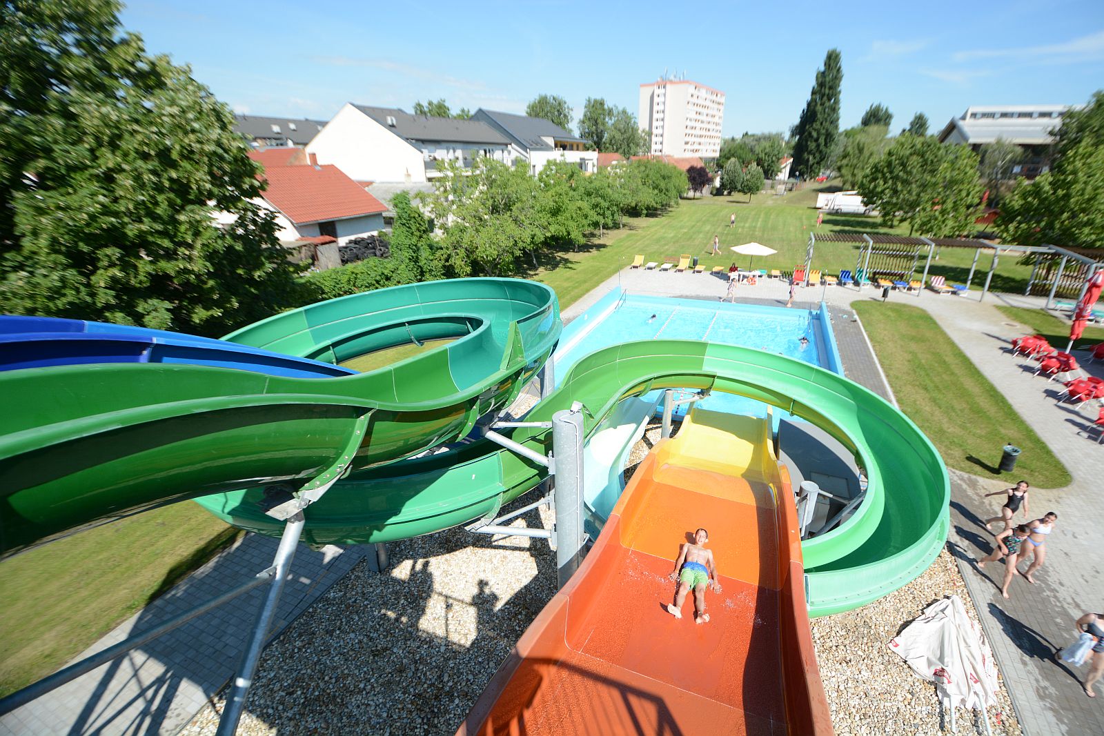 Elkezdődött a szezon - a gyerekek már birtokba vették a strandot