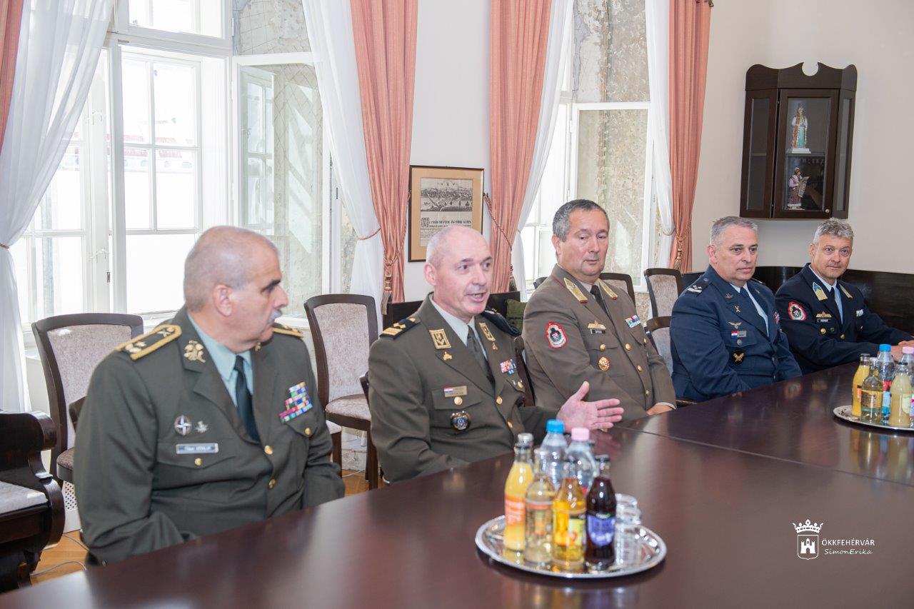 A Közép-európai Többnemzeti Hadosztály-parancsnokság vezetősége látogatott a Városházára