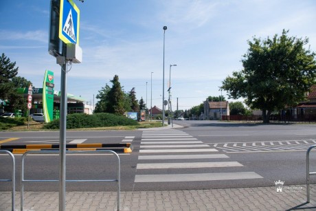 Biztonságossá vált a gyalogos-átkelés a Szárcsa utcából a Sóstó Természetvédelmi Területhez