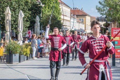 Baranta, koncert és óriásbábok - nyári szombat délután a Belvárosban