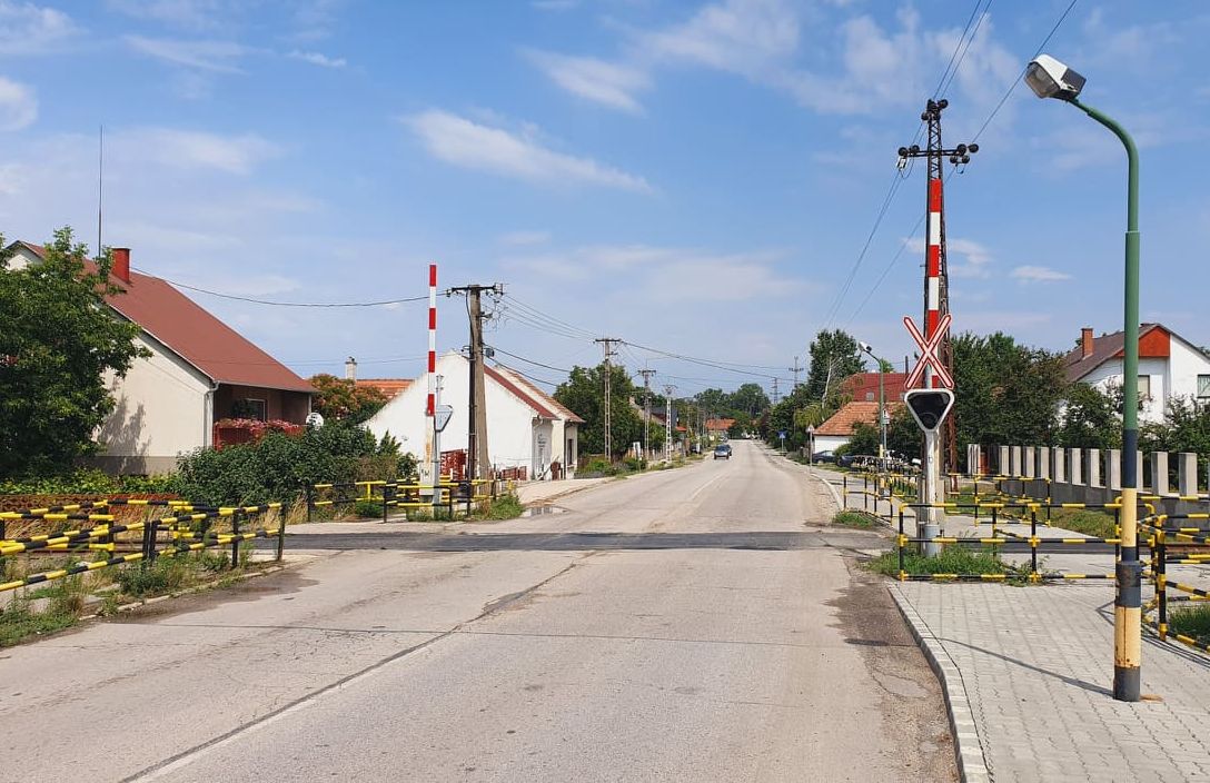 Félpályás lezárás lesz csütörtökön a Farkasvermi úti vasúti útátjáróban