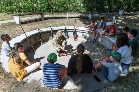 A Helyőrségtörténeti Emlékgyűjteménnyel ismerkedtek a Bregyóban táborozó gyerekek