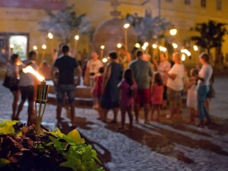 Fáklyás séta, királyi felvonulás, kisvonatos és panorámabuszos kirándulás a hétvégén Fehérváron