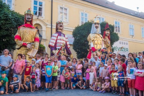 Királyok a Belvárosban -  Szent László, Rheinfeldi Adelhaid, Piroska és I. Géza a Fő utcán