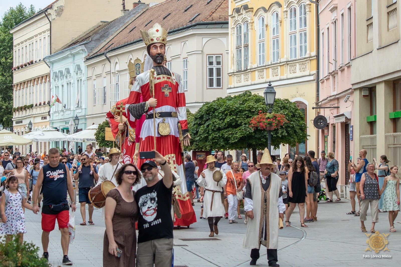 Szent László és családja íjászokkal vonult végig Fehérvár Fő utcáján