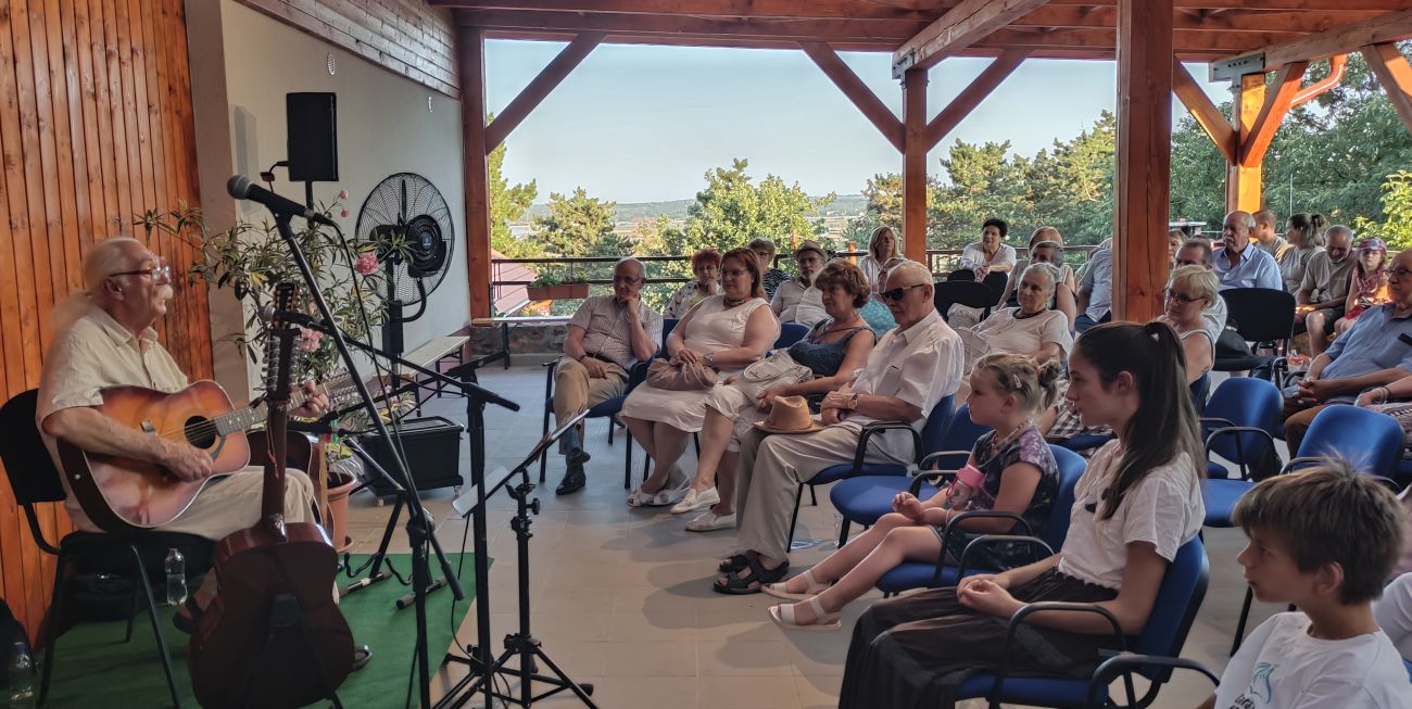 Igazgyöngy és Tolcsvay Béla szép estje a Katonai Emlékparban, a Nemzeti Emlékhelyen