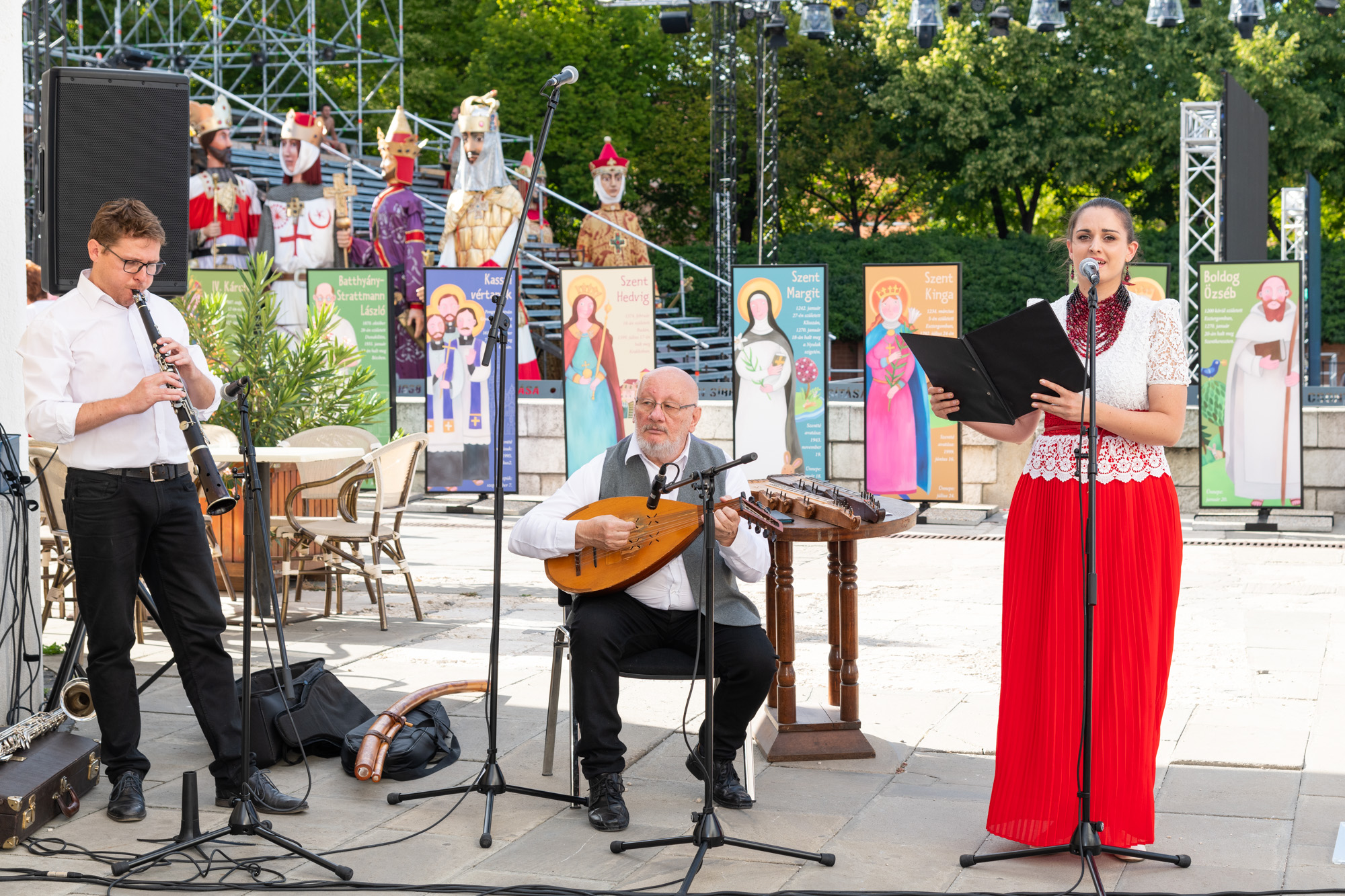 Magyar szentek, boldogok és tiszteletreméltó személyek – kiállítás a Koronázó téren