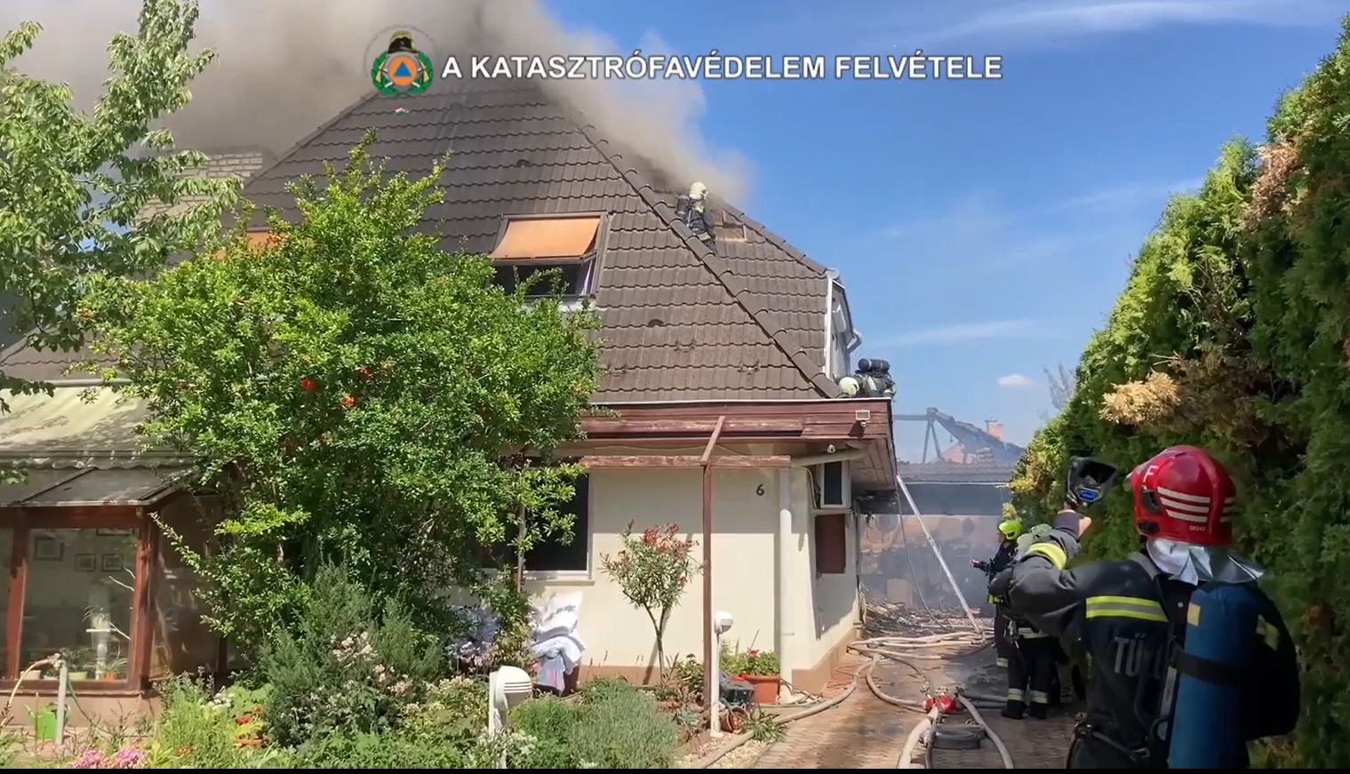 Tűz az Öreghegyen - a családi ház tetőszerkezetére is átterjedt a tűz