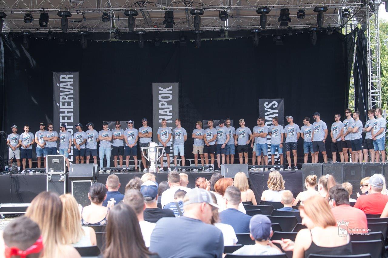 Testközelből tekinthették meg a szurkolók a trófeát, amelyért egész Európa vetélkedik