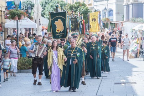 Fehérvári Mézünnep felvonulással, mézosztással, mézlovagavatással a Királyi Napokon