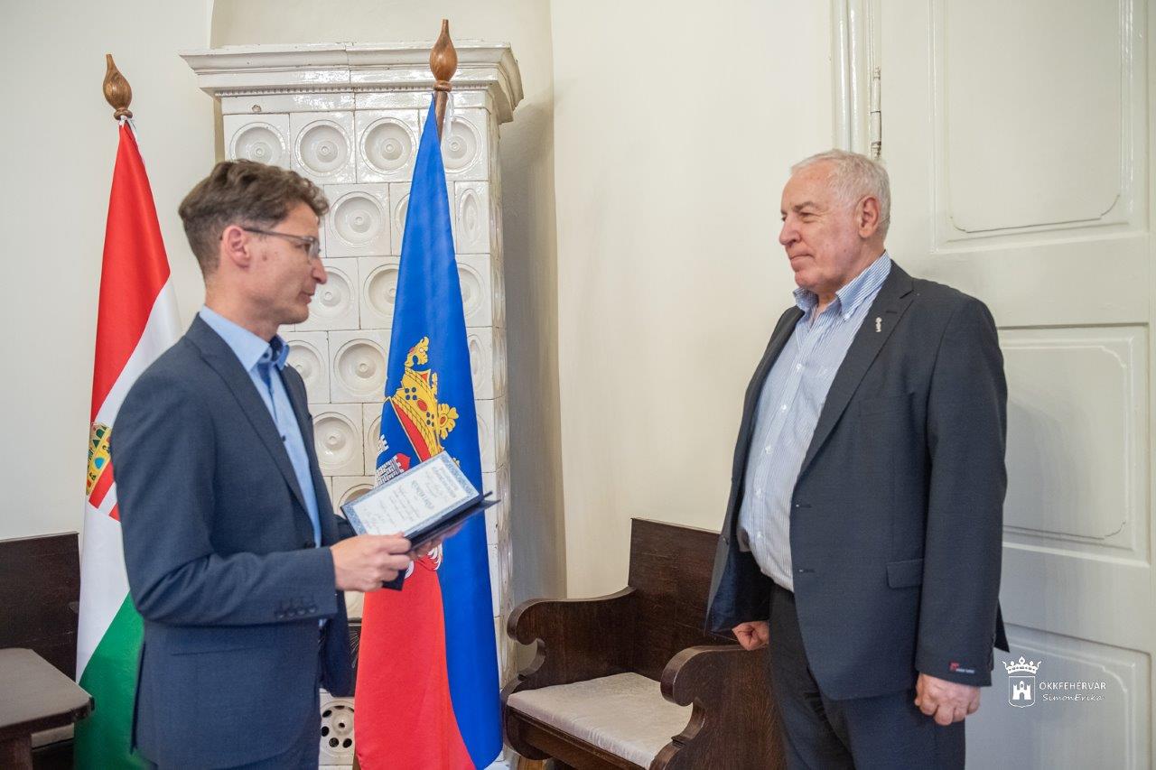 Négy évtized a város szolgálatában - városi elismerést kapott a nyugdíjba vonuló Szumzer László