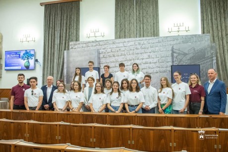 Határon túlról érkezett színjátszó fiatalokat fogadtak a Városházán