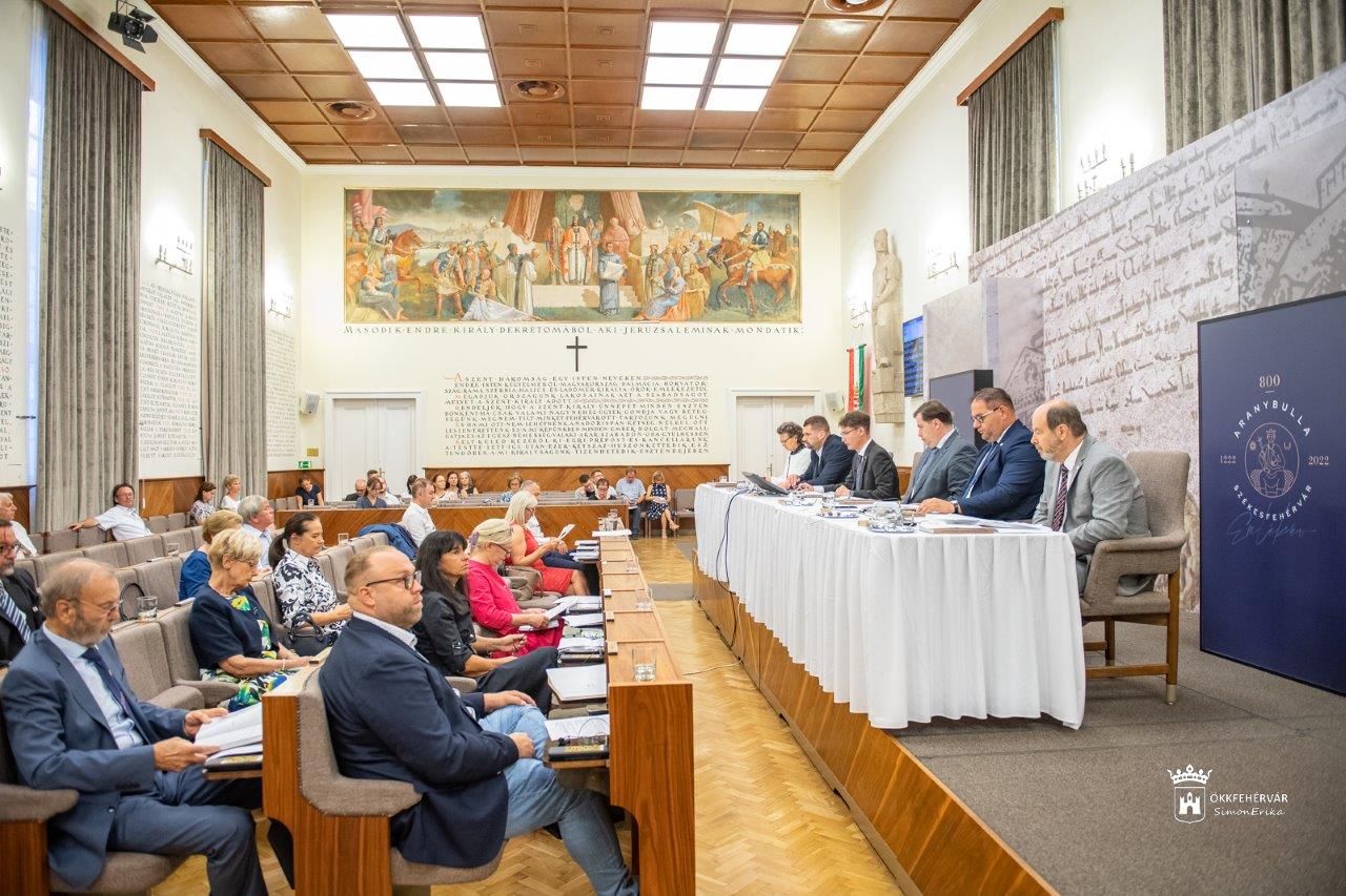 Rendkívüli közgyűlés - indul a városi rezsitámogatási program, ősszel kezdődik a Móri út felújítása