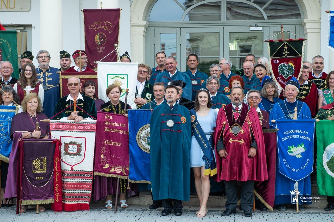 Kárpát-medencei borrendek találkozója a nemzeti ünnepen Székesfehérváron