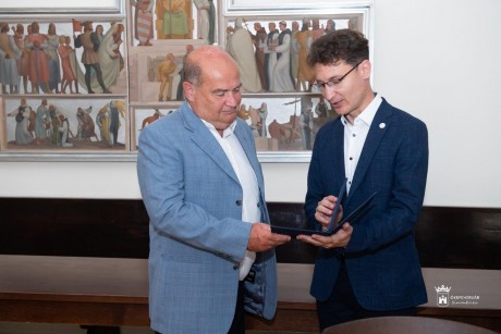 Polgármesteri Elismerő Emlékérmet vett át a nyugdíjba vonuló dr. Szabó László közjegyző