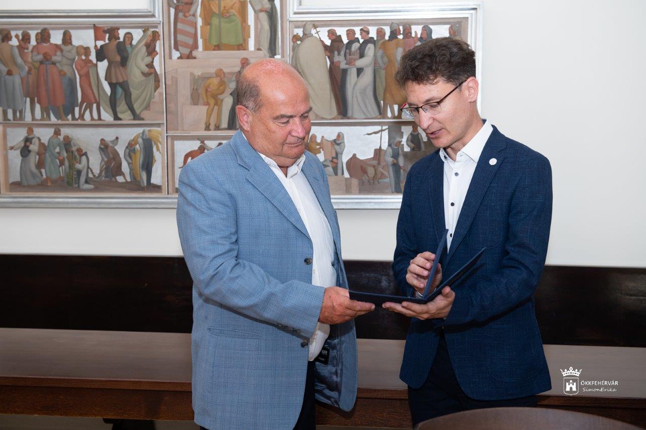 Polgármesteri Elismerő Emlékérmet vett át a nyugdíjba vonuló dr. Szabó László közjegyző