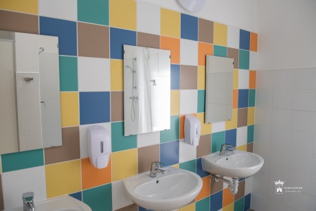 Három intézményben is zajlik a munka - megújulnak a vizesblokkok