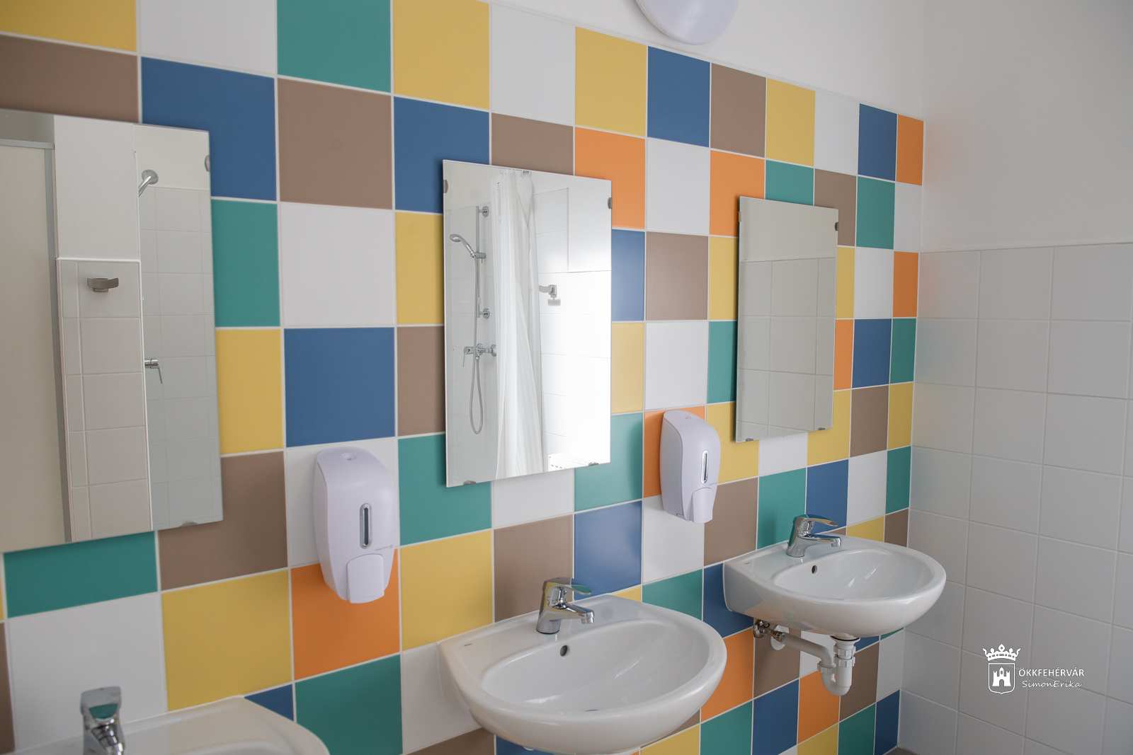 Három intézményben is zajlik a munka - megújulnak a vizesblokkok