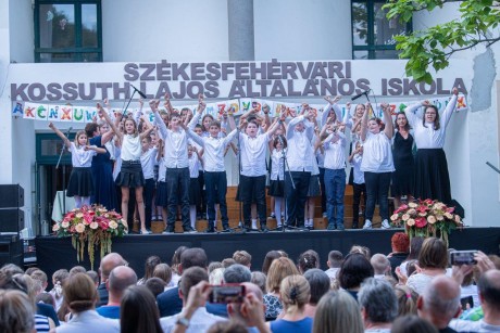 Rajta hát, indulás, hív az iskolám - becsengettek a fehérvári diákoknak