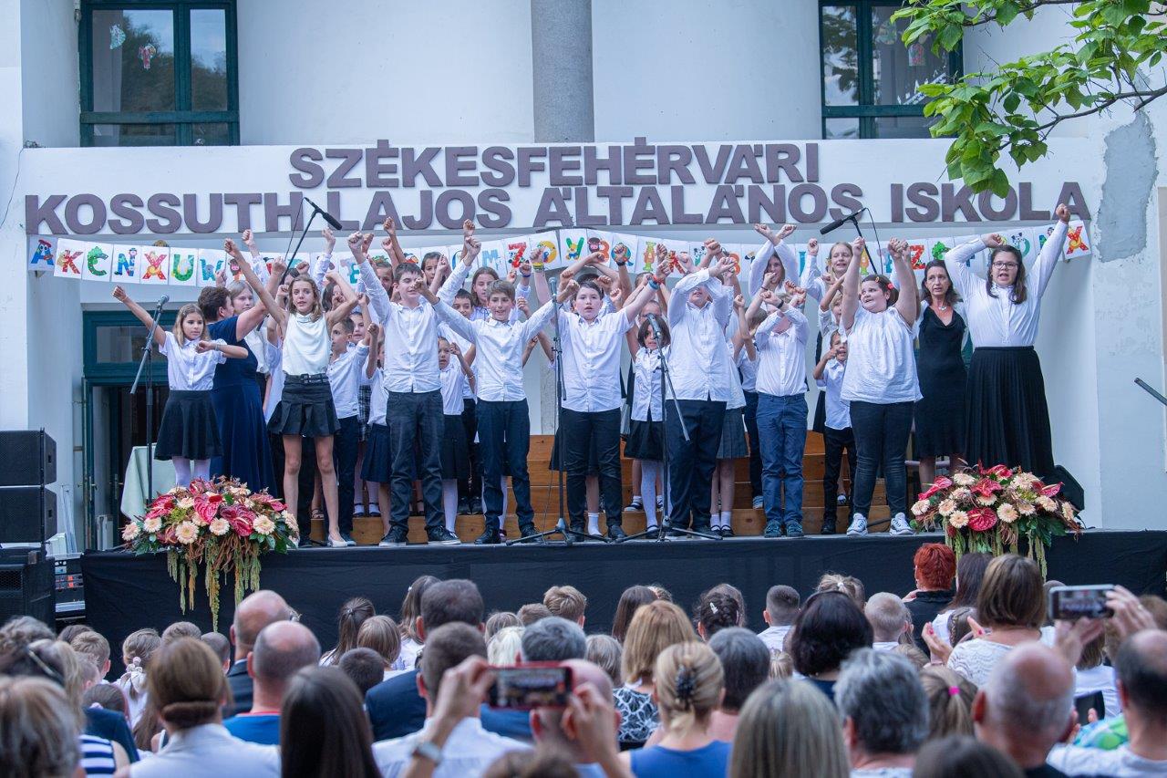 Rajta hát, indulás, hív az iskolám - becsengettek a fehérvári diákoknak