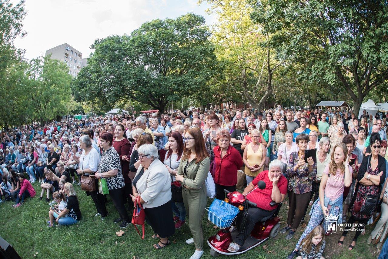 Tóvárosi Őszköszöntő – sokan zárták a hetet Kovács Kati koncertjén