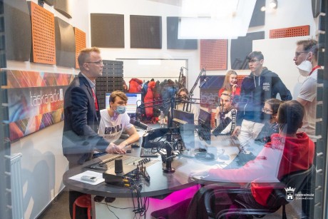 A rádiózás iránt érdeklődőket várja a Táska Rádió - nyílt nap a középiskolásoknak