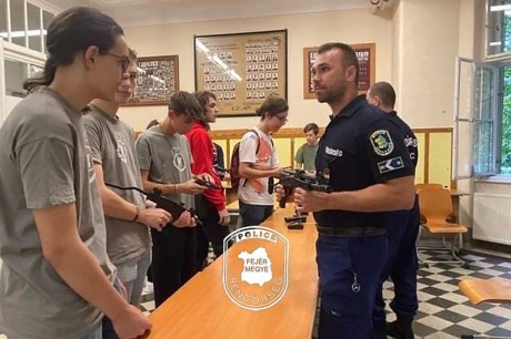 Pályaorientációs napot tartottak a rendőrök diákoknak a Széchenyiben