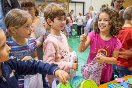 Mihály-napi sokadalom népi hagyományőrzéssel és vásárral a Széna téri iskolában