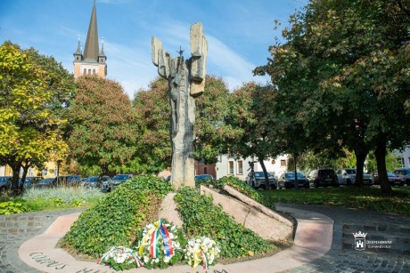 Csendes koszorúzással emlékeztek az aradi vértanúkra a Jávor Ottó téren
