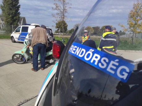 Székesfehérvári razzia - a kismotorokat ellenőrzik a rendőrök