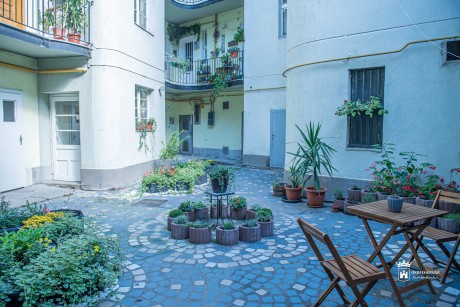 Hangos-képes séta a Várfok utca 1. szám udvarában