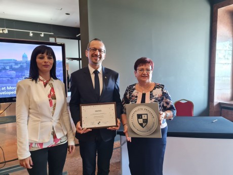 Sakkpalota - elismerés a tankerületi központnak és az István Király iskolának