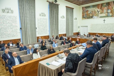 Újra teljes létszámban ülésezett a közgyűlés - nem zár be október 31-én az uszoda