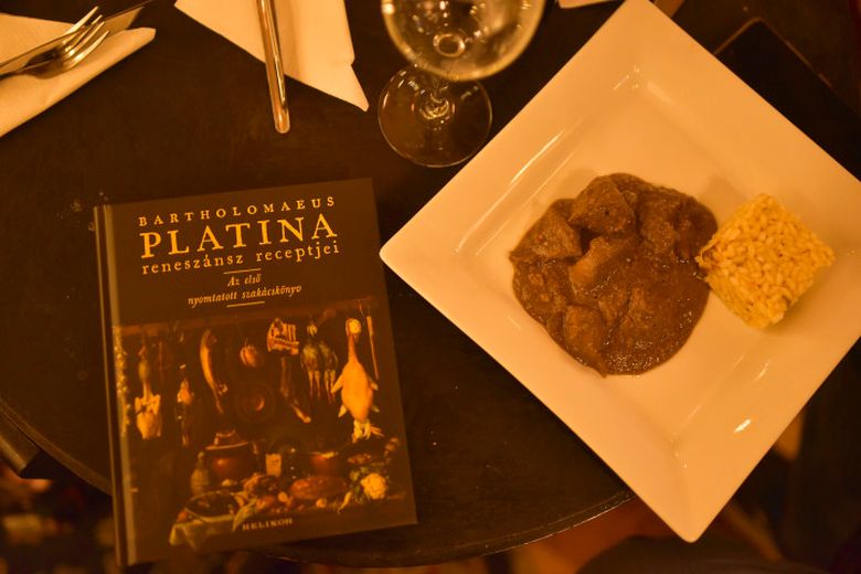 Könyvbemutató és közös főzés reneszánsz receptekből a Petz sörözőben