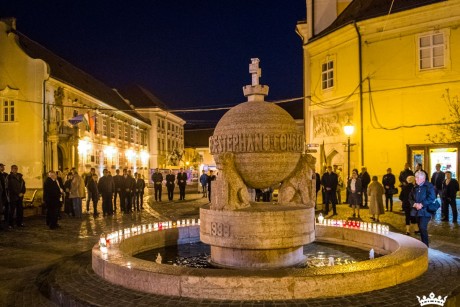 Csendes mécsesgyújtással emlékeznek a Nemzeti Gyásznapon az 56-os hősökre