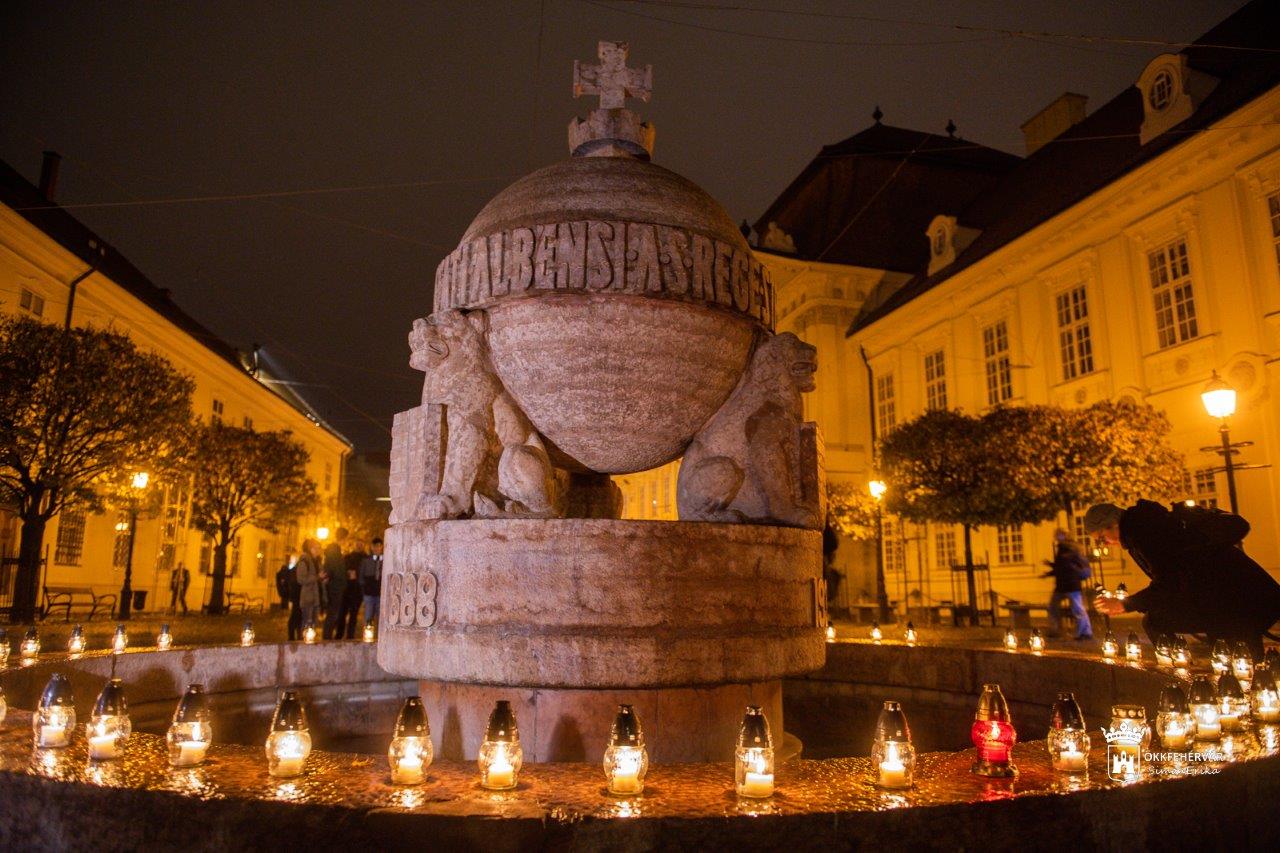 Csendes mécsesgyújtással emlékeztek az 56-os mártírokra az Országalmánál