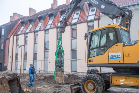 Kiemelték helyéről Géza nagyfejedelem szobrát