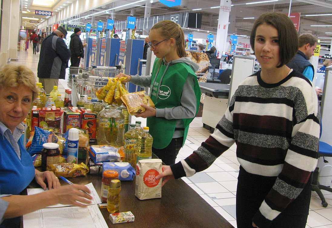 Saját családjuk nélkül nevelkedő fiataloknak gyűjtenek élelmiszert