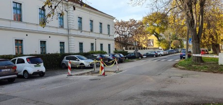 Egy beszakadt szennyvízakna miatt kellett lezárni egy területet a Malom utca – Honvéd utca kereszteződésében