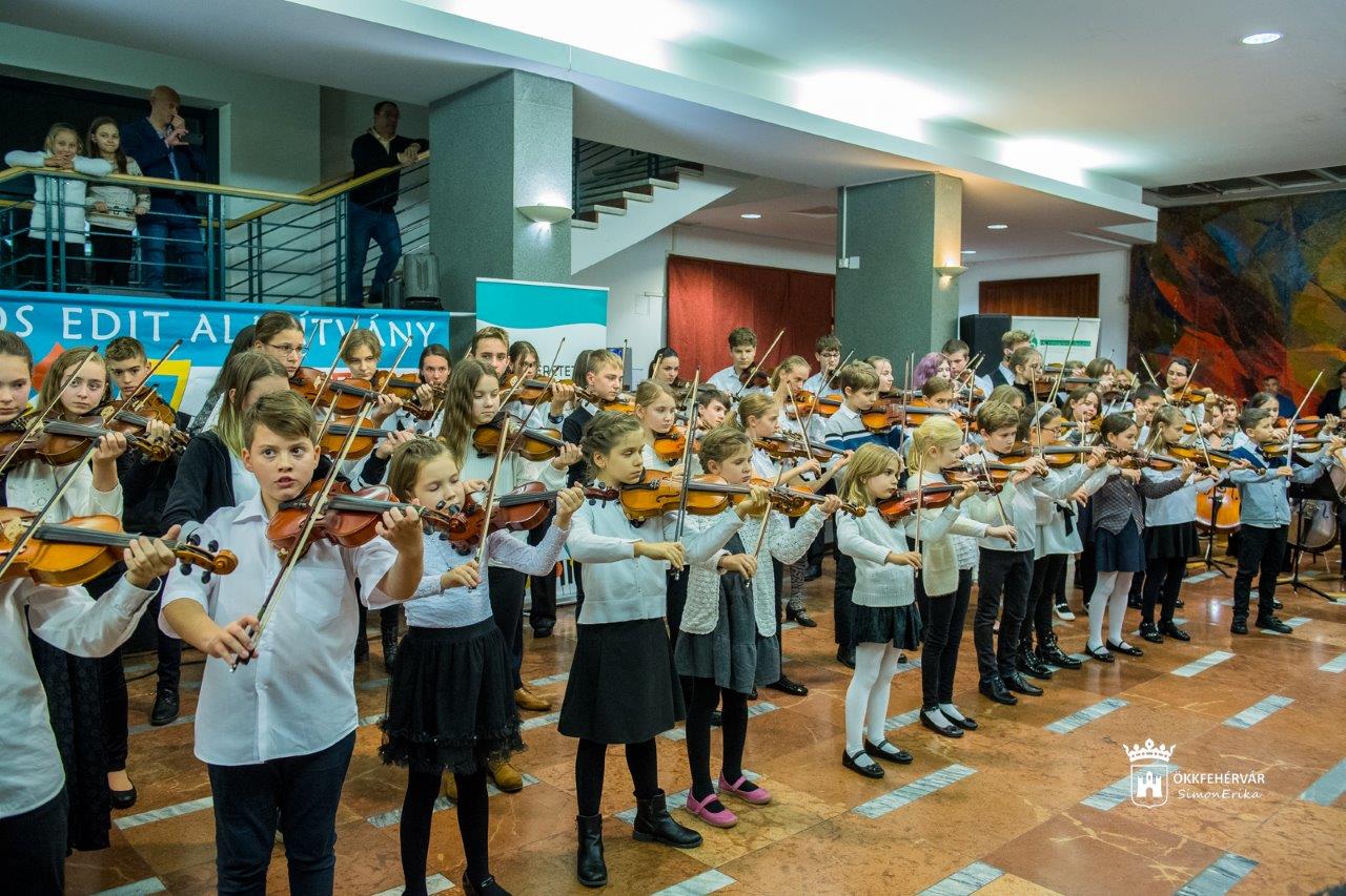Száz vonós zenésznövendék közös koncertje Székesfehérváron
