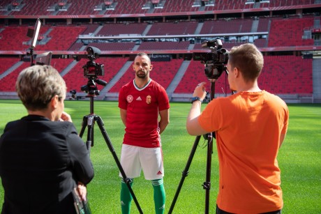 Kampány a biztonságért - a MOL Fehérvár válogatott focistája segít a rendőröknek