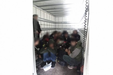 Harminc migránst bújtatott autójában - öt év letöltendőt kapott az embercsempész