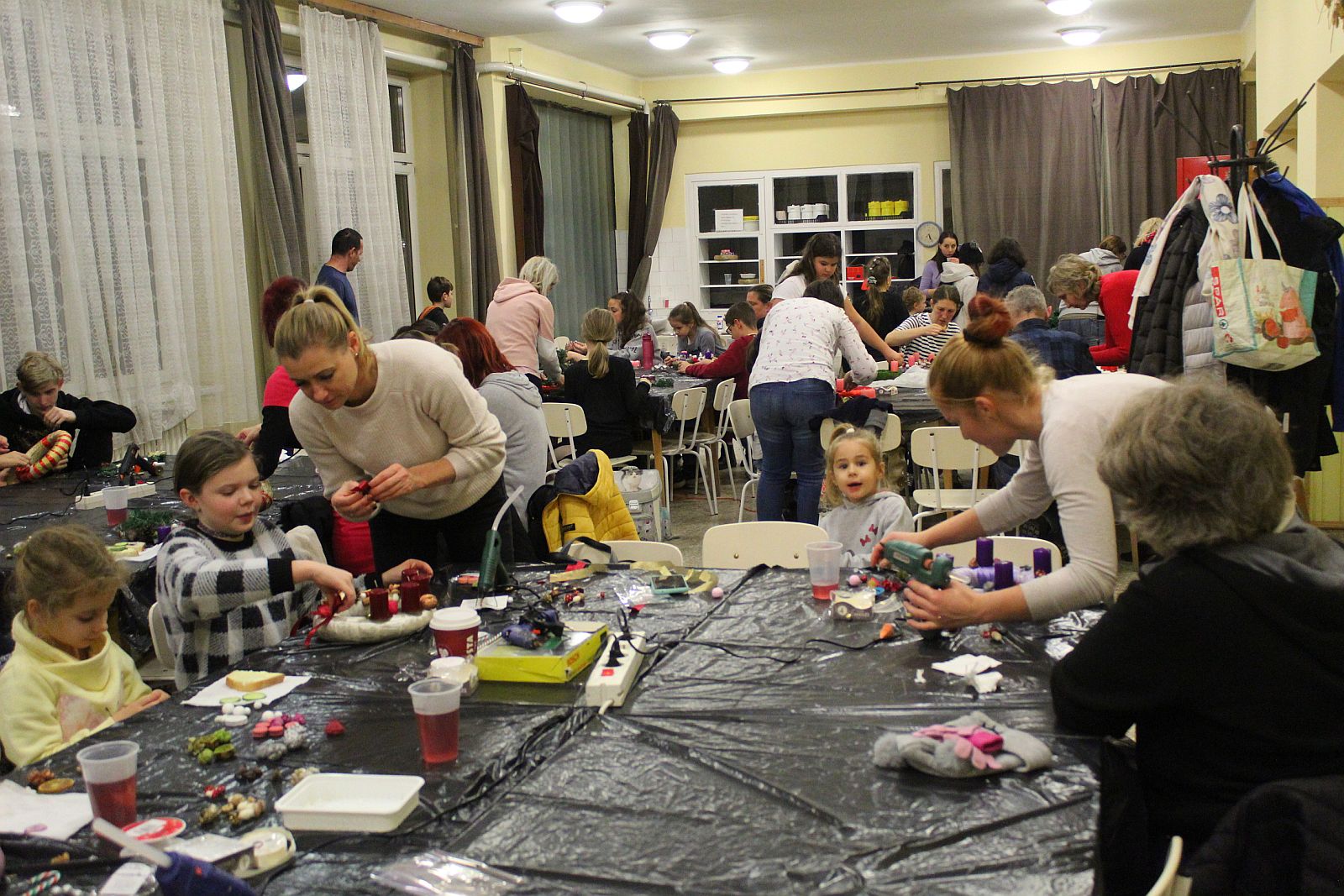 Adventi készülődés a Vasvári Pál Iskolában a SZÉNA Egyesülettel