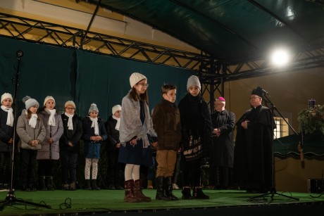 Valami készül - megnyílt az Adventi Udvar a Püspöki Palota kertjében